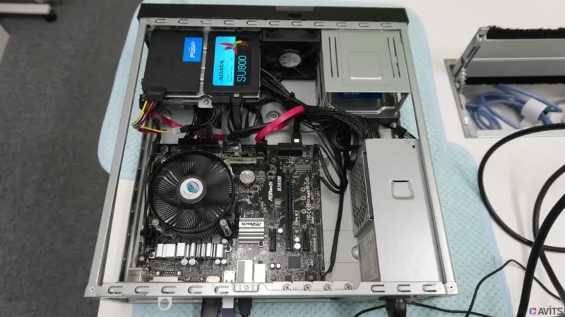 ケースのフタを外した様子。ごく一般的な部品が使われています。