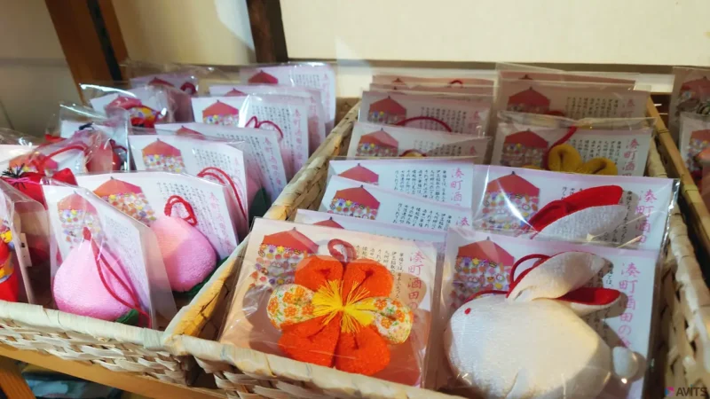 細工物はできたものも、手作りキットで作れるものもあります