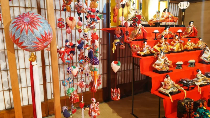 傘福を一緒に楽しむようにお雛様も飾られています。