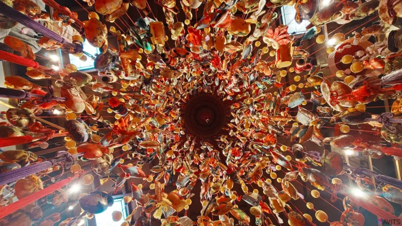 「宝づくしの傘福」を中から見上げた様子です。吸い込まれそうな雰囲気です。