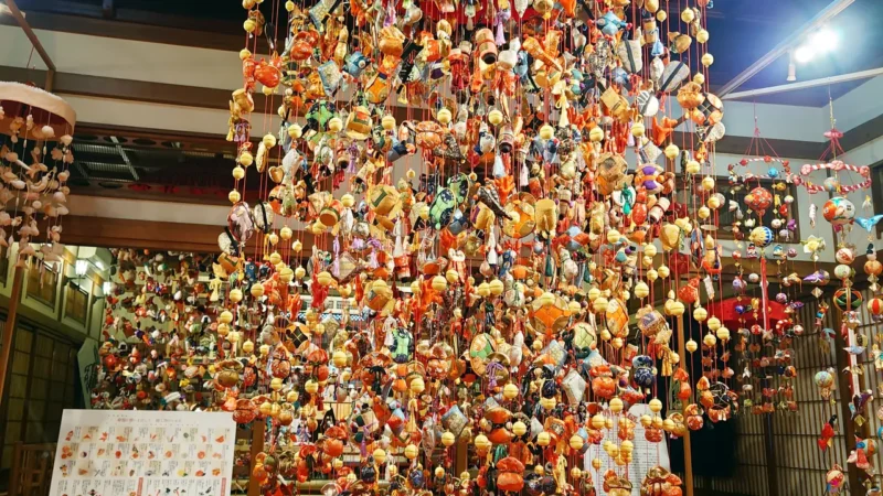 さまざまな細工物にたくさんの願いが込められています。