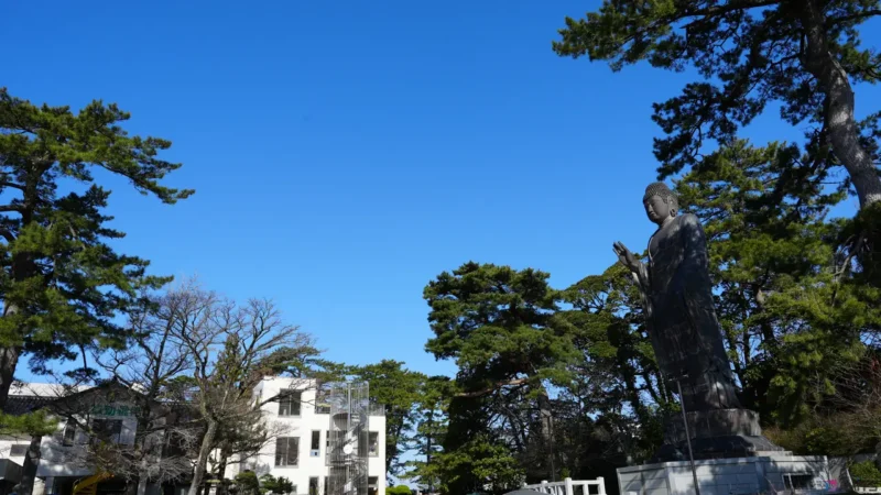 当日は雲ひとつない快晴☀️ 酒田市にある持地院（じちいん）さんは、参拝の方々で朝からとても賑わっていました😊✨