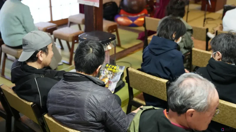 熱心に見てくださっているこのチラシ、実は私たちアビッツがデザイン・制作を担当したんです！😊👍