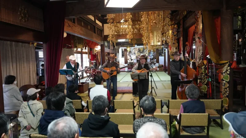日和山楽団さんのカントリーフォークがスタート🎸 パワフルな歌声と笑顔に、会場は一瞬で明るい雰囲気に包まれました😊🌈