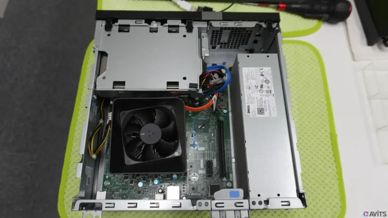 コンパクトな筐体内にはmicro ATXマザーボード、SFF 200W電源、フロントベイの３構成がすっきりと収まっています。