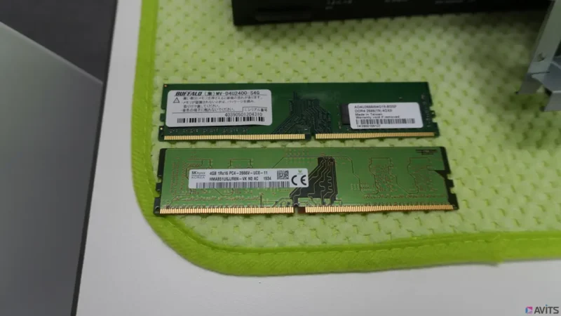 (上)BUFFALO社製のメモリ４GB。(下)SK Hynix社製のメモリ４GB。SK Hynixの方がDELL PCに標準搭載されているメモリ。