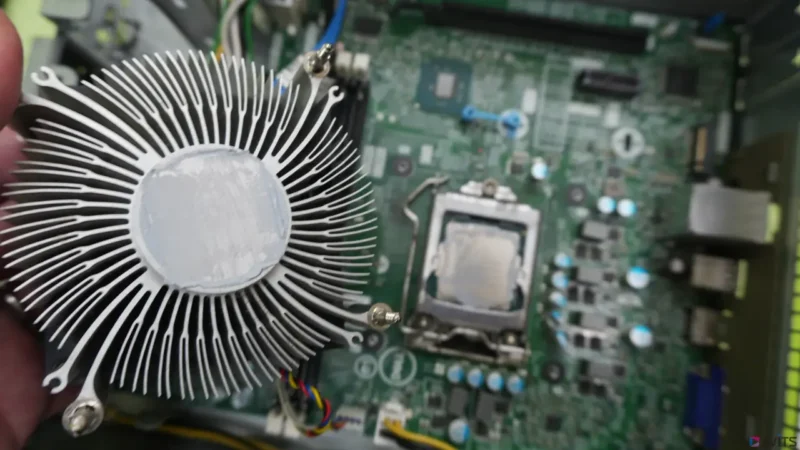 CPUのヒートシンクを取り外してみると…、表面にはグリスがカピカピに乾いて固まっていました。