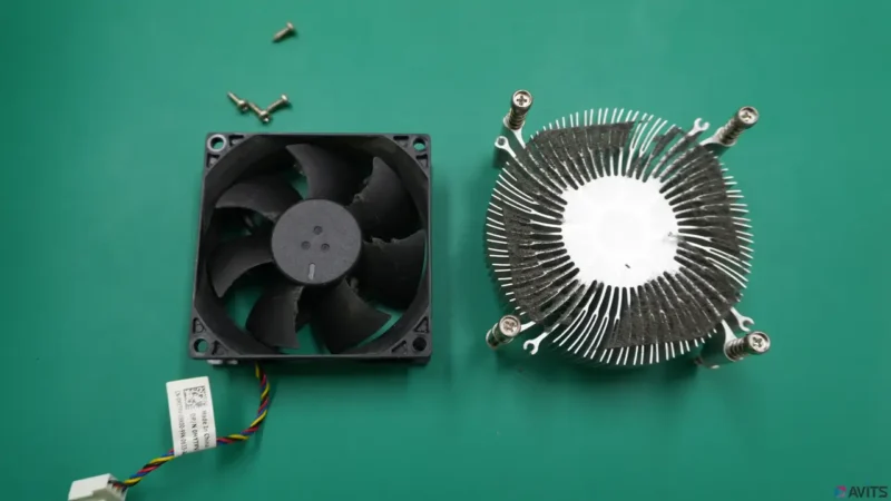 ファンの羽とヒートシンクにはホコリがいっぱいです。