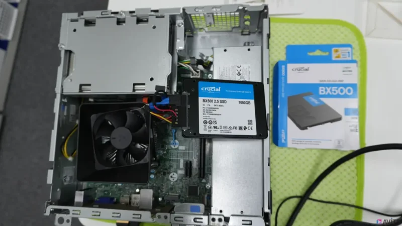 2.5インチのSSDは、鉄板crucialの1TBモデルを採用。