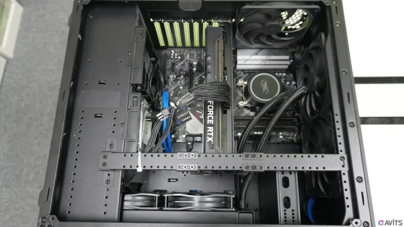 BTOパソコン特有の、質実剛健な配線レイアウトですね。簡易水冷ホースの取り回しや、グラフィックボードの固定状況を確認。
ここから電源ユニットを交換し、さらなる安定性を求めて各部をアップデートしていきます。