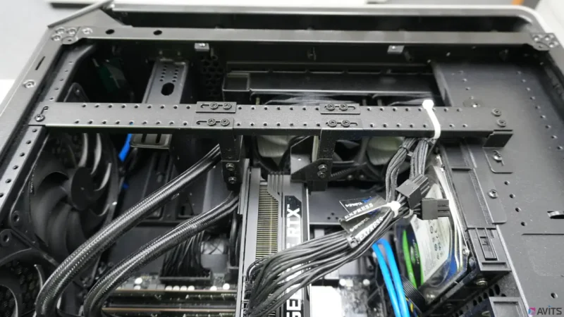 巨大なGPUを支えるステー周辺の清掃風景です。この機種のGPUは一定温度（約50度）を超えないとファンが回らないセミファンレス仕様。ファンの羽に埃がほとんど付着していないことから、普段は低負荷な作業が中心で、GPUを酷使する環境ではなかったことが推測できます。こうした観察が、不具合箇所の絞り込みに繋がります。