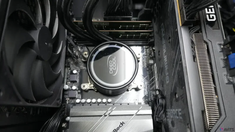 DeepCool社製簡易水冷のヘッド部分。５年経過とのことで冷却水が劣化していないか心配でしたが、冷却はGoodでした！この下にCPUがあり、ポンプで冷却水を循環させることで発熱を抑えます。