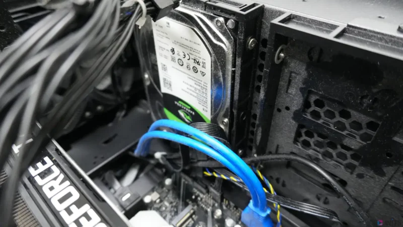 ストレージベイ周辺のデトックス作業。細かい粒子状の埃が基板やコネクタ付近に付着しており、これが湿気を吸うと微弱なリーク電流や接触不良の原因にもなり得ます。ちなみにHDDは壊れやすいモデルですが、バックアップを取られているということで、今回は検査から除外させていただいております。時間無いし…。