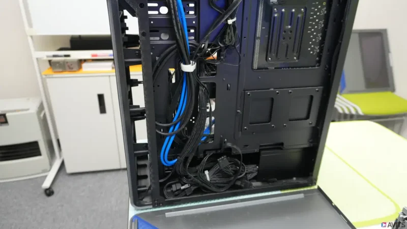 メンテナンス性の肝となる裏配線スペースの状態を確認。表面的な清掃に留まらず、こうした死角となる部分までクリーニングしておくことで、システムの安定稼働を土台から支えます。