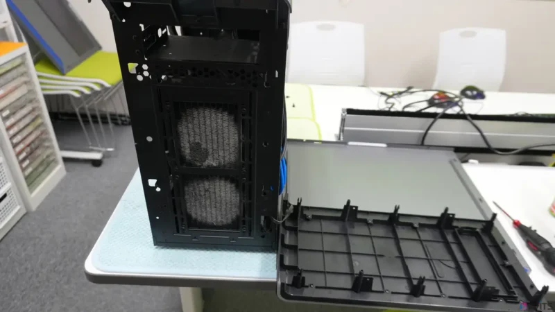 唯一の吸気口であるフロントラジエーターに顕著な目詰まりを確認。この状態はファンへの負荷増大と、内部コンポーネントの熱劣化を加速させてしまいます。