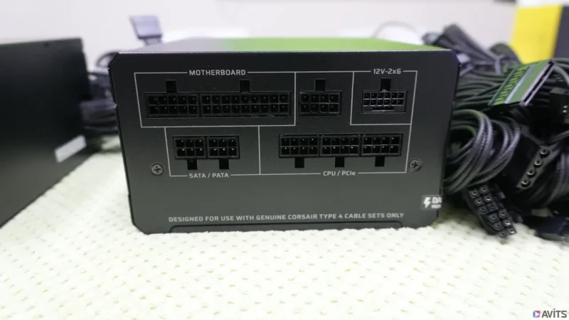 背面の端子部も非常に精巧で、接触抵抗によるトラブルも最小限に抑えられます。