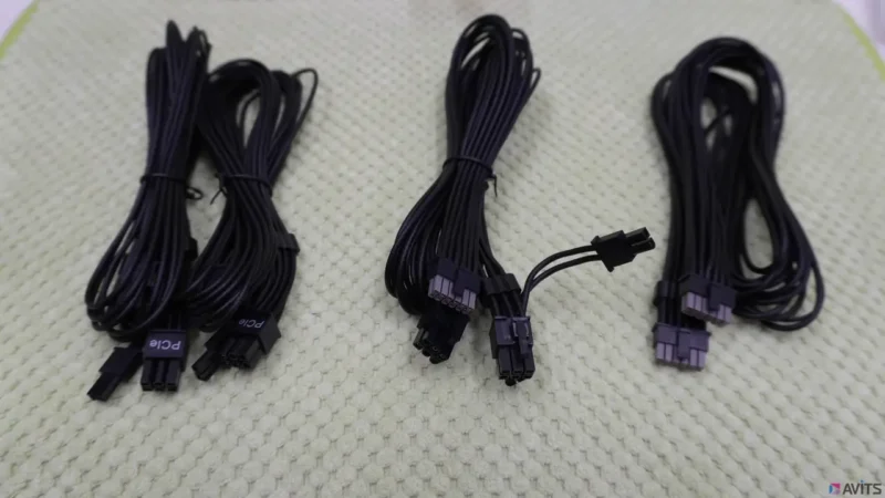 最新の電源ユニットに付属するPCIe 5.1/ATX 3.1対応の12V-2x6ケーブル群です。これまでの多重分岐ケーブルとは違い、大電力をより安全かつ確実にグラフィックボードへ供給できる設計になっています。今回は写真左の２本のケーブルを使用して電気の「渋滞」を排除！