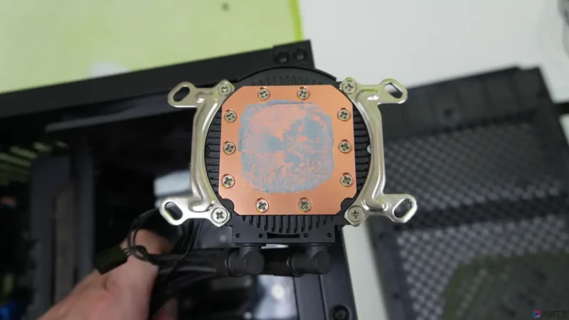 取り外した水冷ヘッドの接地面です。5年間の使用によりグリスの柔軟性が失われ、カピカピとした質感に変化していました。