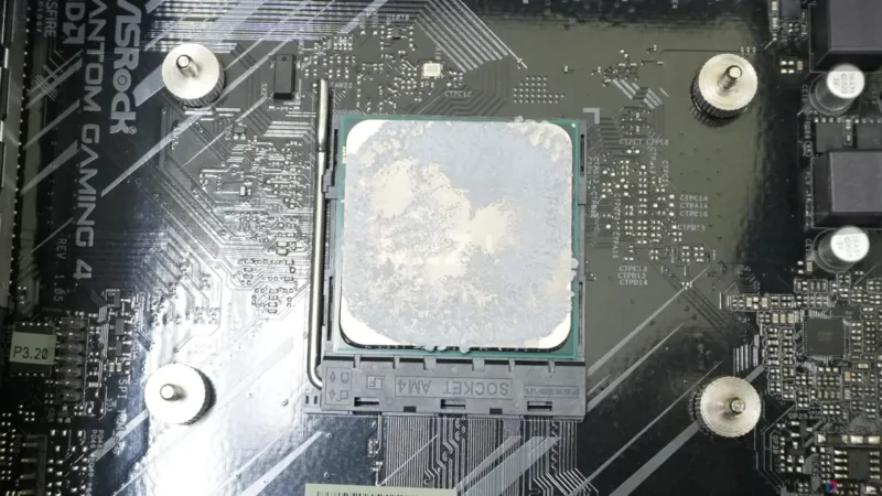 ヘッドを外してみたCPU側の状態です。グリスが過剰に塗られていたようでヒートスプレッダーからはみ出てカピカピに…。