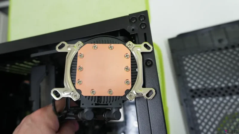 これではCPUの熱を十分に吸い上げることができないため、きれいにクリーニングして塗り直しを行いました。