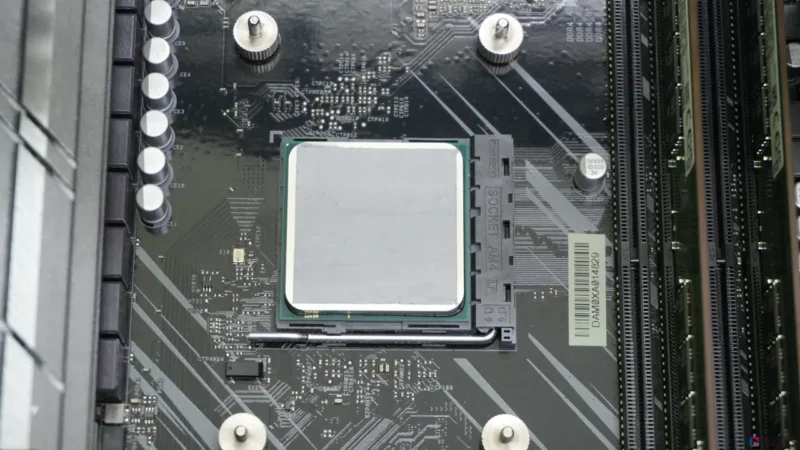 薄く均一に再湿布。高性能なCPUほど発熱も大きいため、定期的なグリスの塗り替えは非常に効果的なメンテナンスとなります。