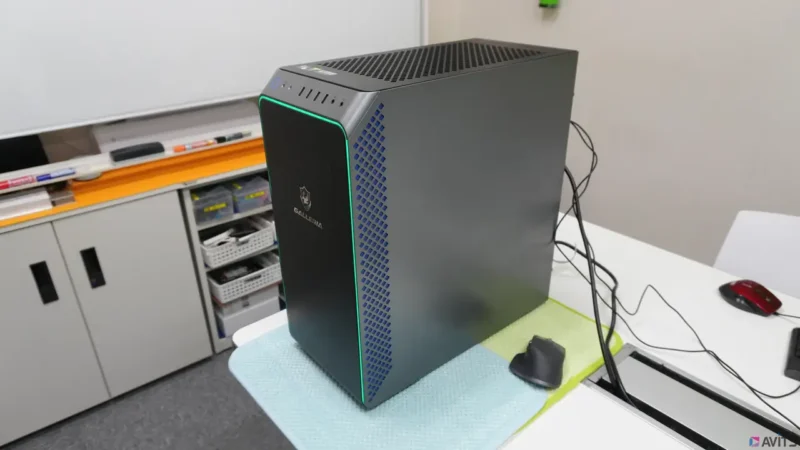 今回ご依頼いただいたGALLERIAの大型筐体です。内部スペースは広いのですが、フロントに簡易水冷ラジエーター、天面と背面に排気ファンという『負圧』寄りの構成。実はこの構造、隙間から埃を吸い込みやすい性質があるため、定期的な清掃がキモになります！