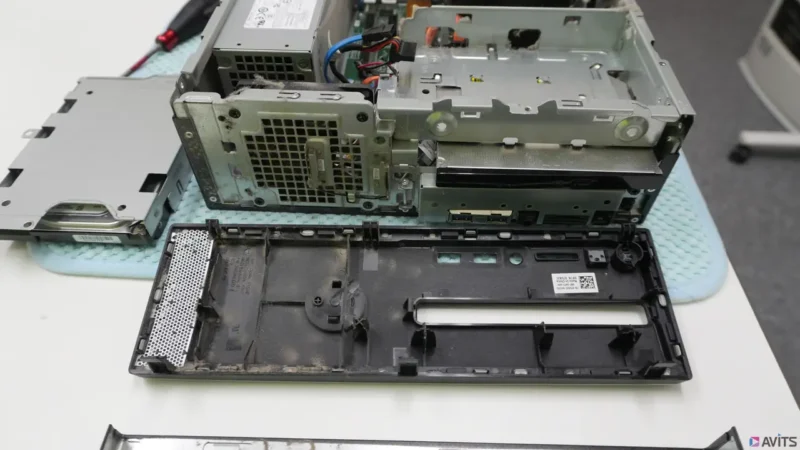 写真中央やや左に格子状の部分があります。この内側に8cmファンを吸気用に取り付けてあります。