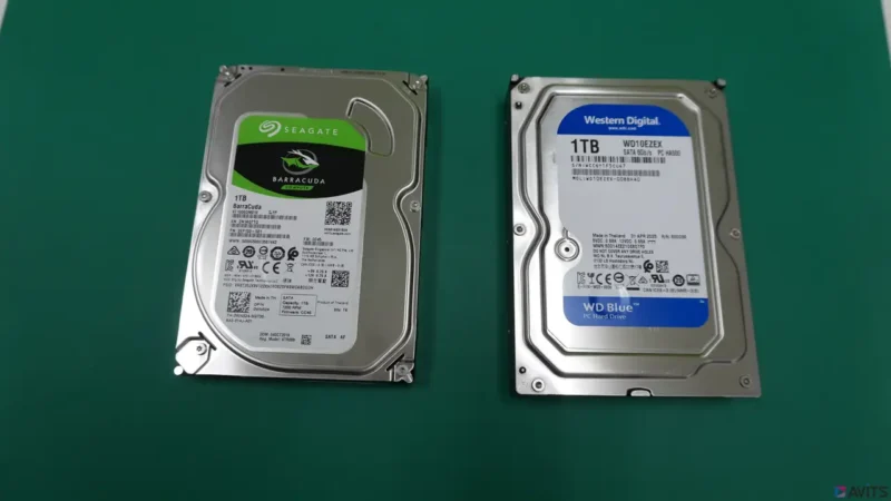 Seagate製HDD(左)から、新品のWestern Digital製WD Blue(右)へデータをコピー。バックアップ体制も「予防交換」で万全です。