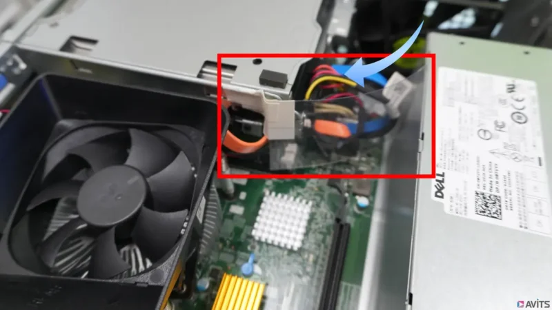 アビッツ独自の空冷チューニング。写真上部ファンからの風を、この透明パネル(赤枠)でHDDへダイレクトに誘導します。