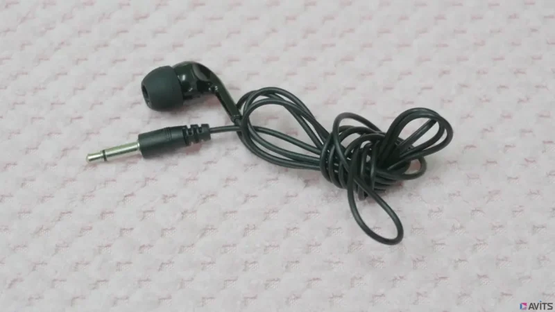 お客様が購入されたモノラルイヤホン。プラグをみると明らかに２極なのがわかります。PCに繋ぐときには注意が必要です！