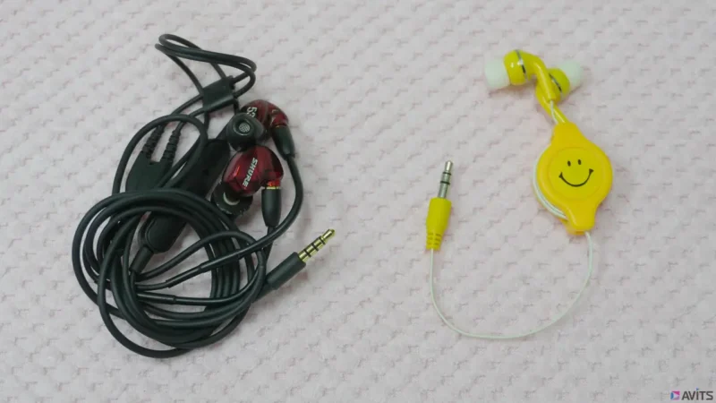 当社で使用しているイヤホン。（右）両耳用のイヤホンは３極。（左）両耳に加えてマイクとリモコンが付いたイヤホンは４極です。