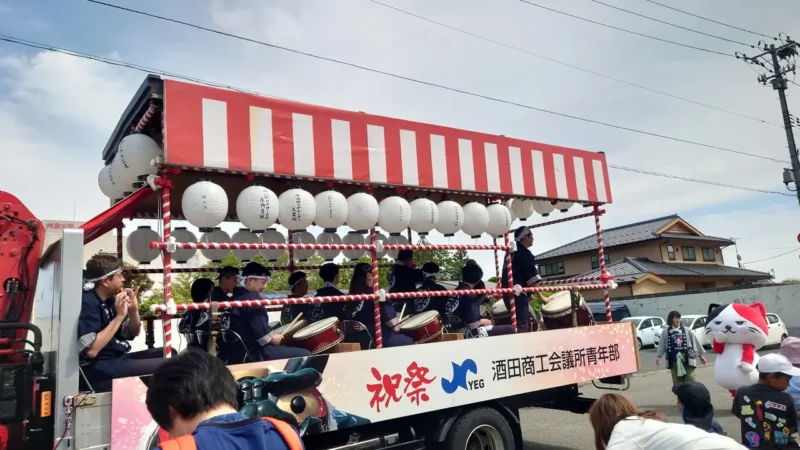 お囃子はエンドレス。楽しい気分も続きます。