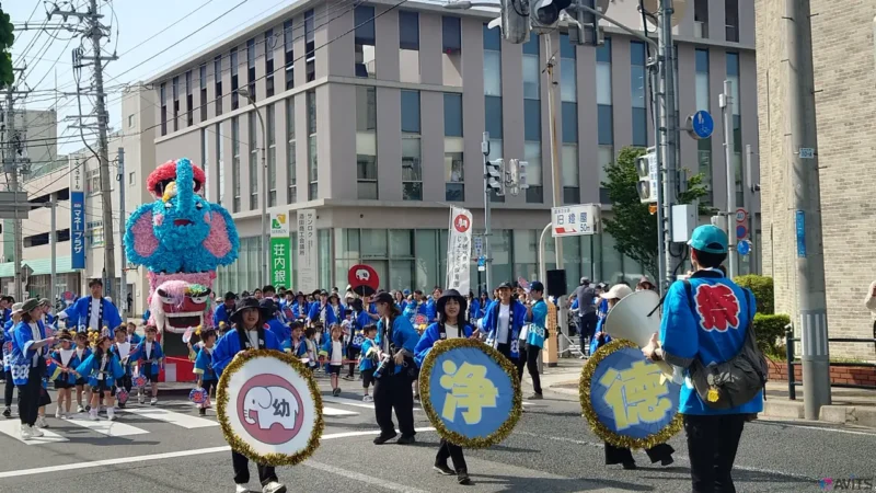 小さい手で一生懸命に山車をひっぱります。