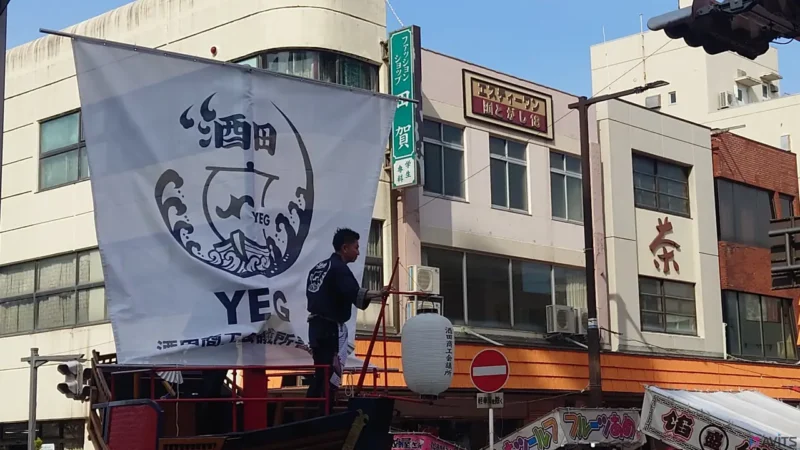 商店街の屋台からもたくさんの歓声が。