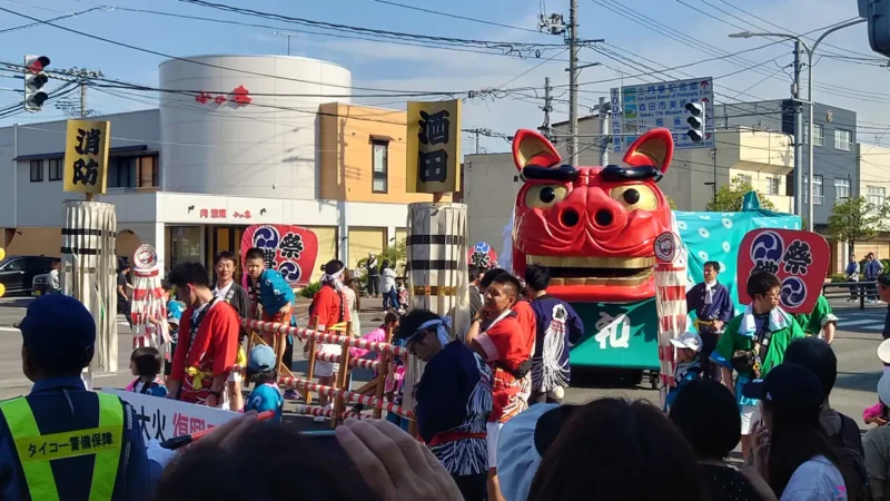 毎年登場の縁起物の獅子ぱっくん。今年は4基が活躍しました。