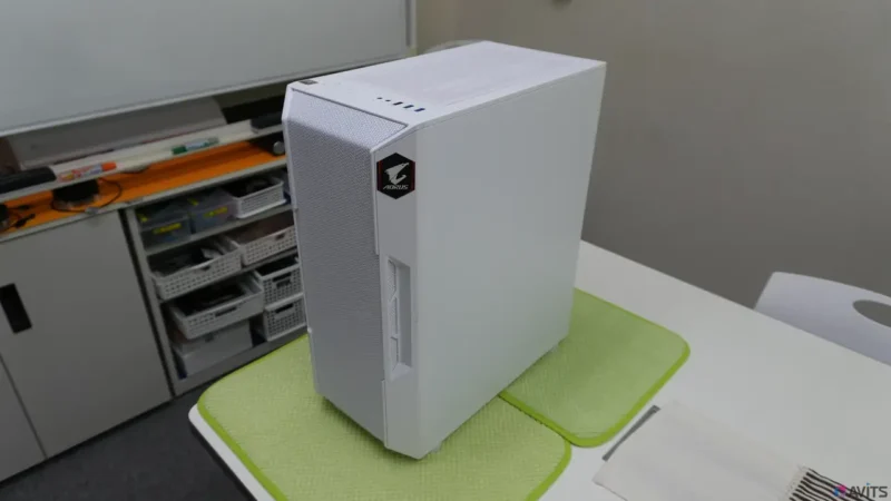 白く新しい筐体。これが動かないとはもったいない。