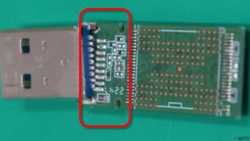 赤枠の接続をハンダ付けで行います。精密な作業は技術者にお任せください。