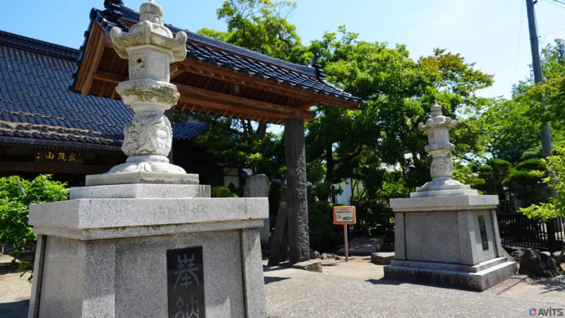 持地院様の本堂の門です。よいお天気です。