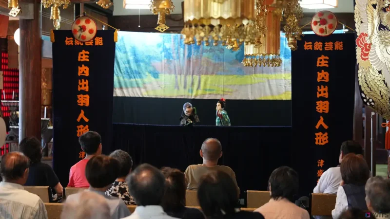 木でできた人形の腕を合わせるとカチカチと音が鳴り、より楽しい雰囲気になります。