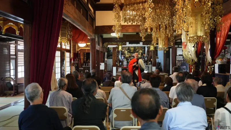 参拝者に仏の教えを説かれるご住職。