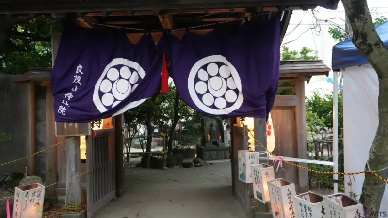 酒田大仏の広場側の入り口です
