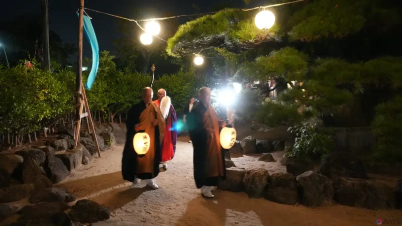 鐘の音とともに住職が登場します