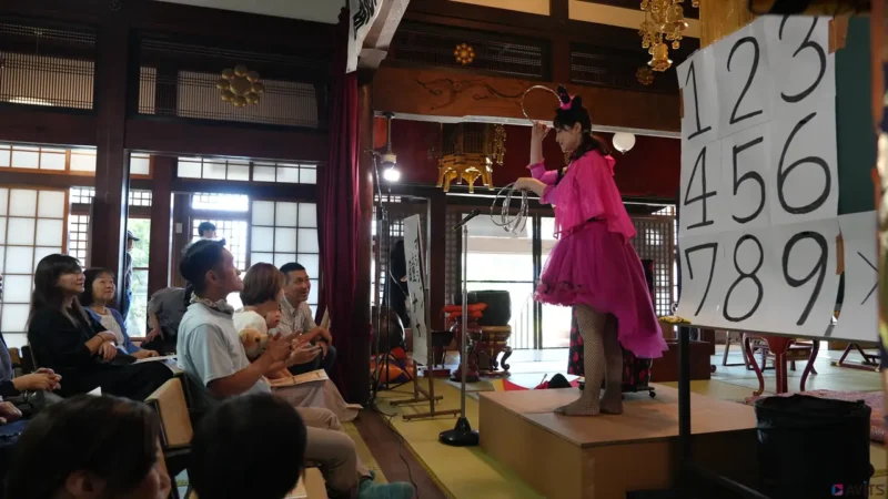 穴があいていないのに、不思議なリングですね