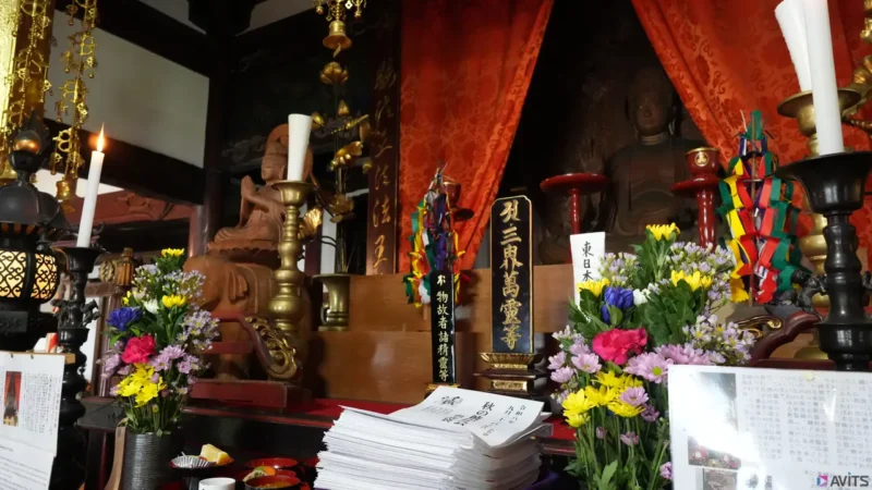 季節の果物やお花、お膳が供えられています