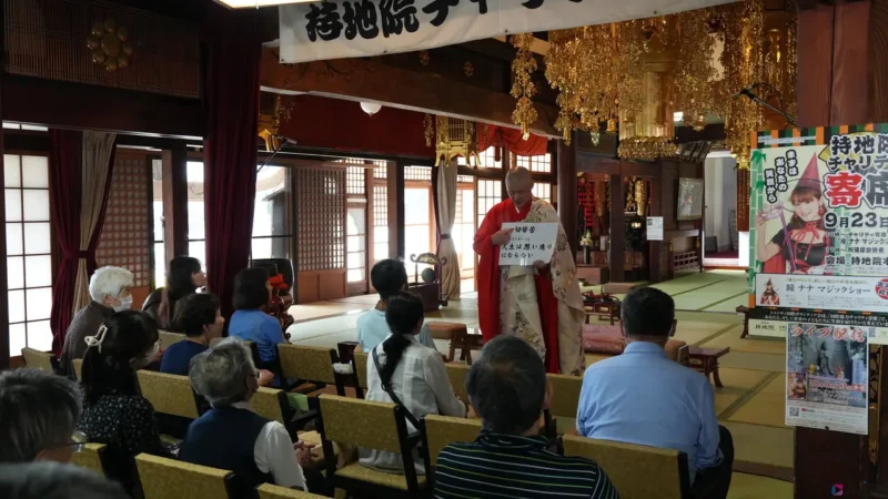 皆さん静かにお話を聞いています