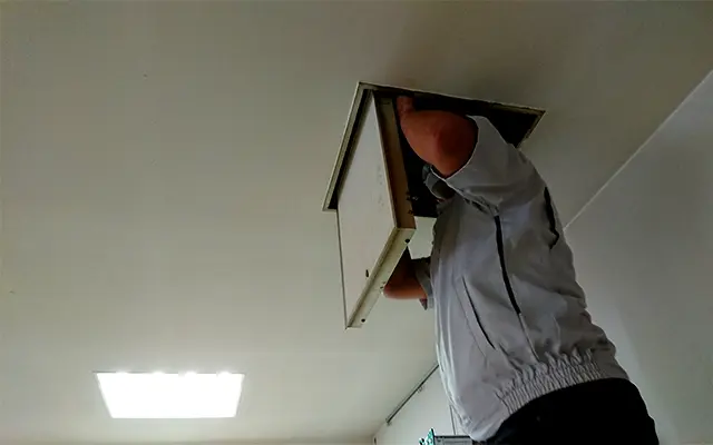 配線工事中のスタッフ