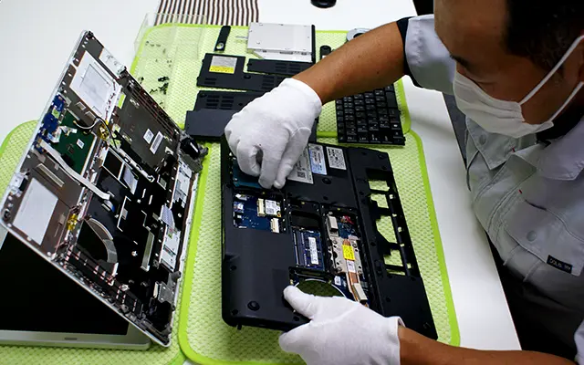 /pcを分解修理するスタッフ