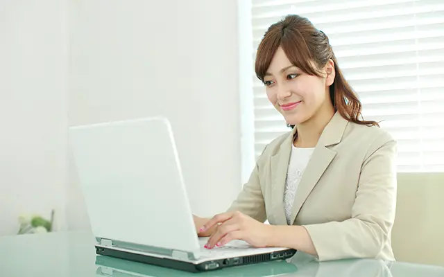 SSD換装後に喜ぶ女性